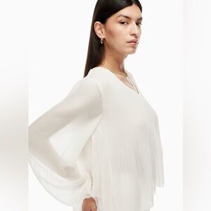 NWT Aritzia Wilfred Daydreamer V-neck blouse white